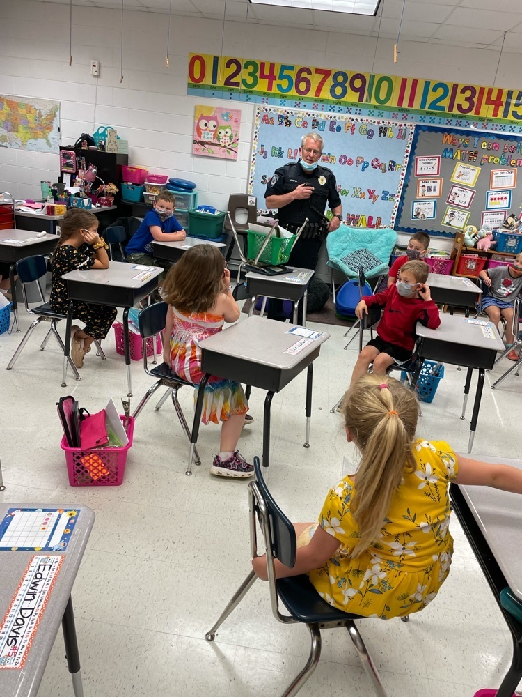 1st graders listening to police officer