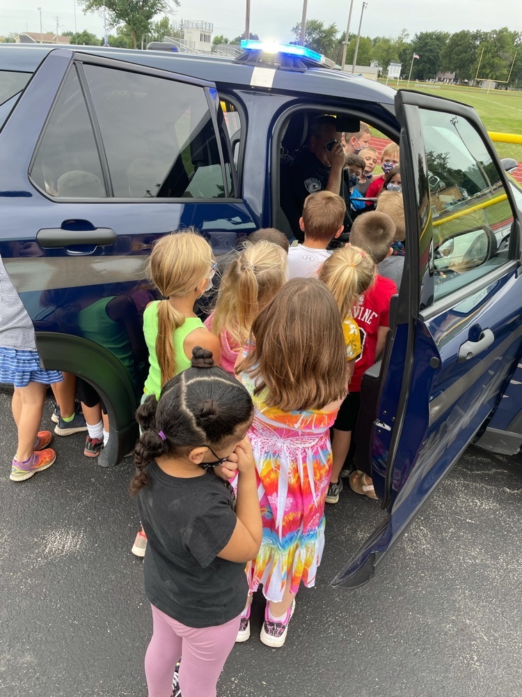 1st graders looking at police car